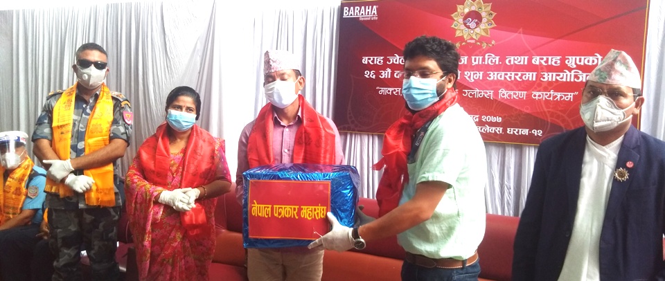 baraha_dharan_donate_senitaizer (1)