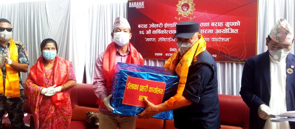 baraha_dharan_donate_senitaizer (3)