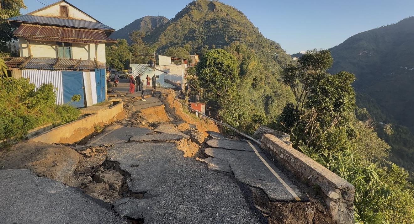  सडक भासिँदा रेसुङ्गा विमानस्थल जाने सडक अवरुद्ध