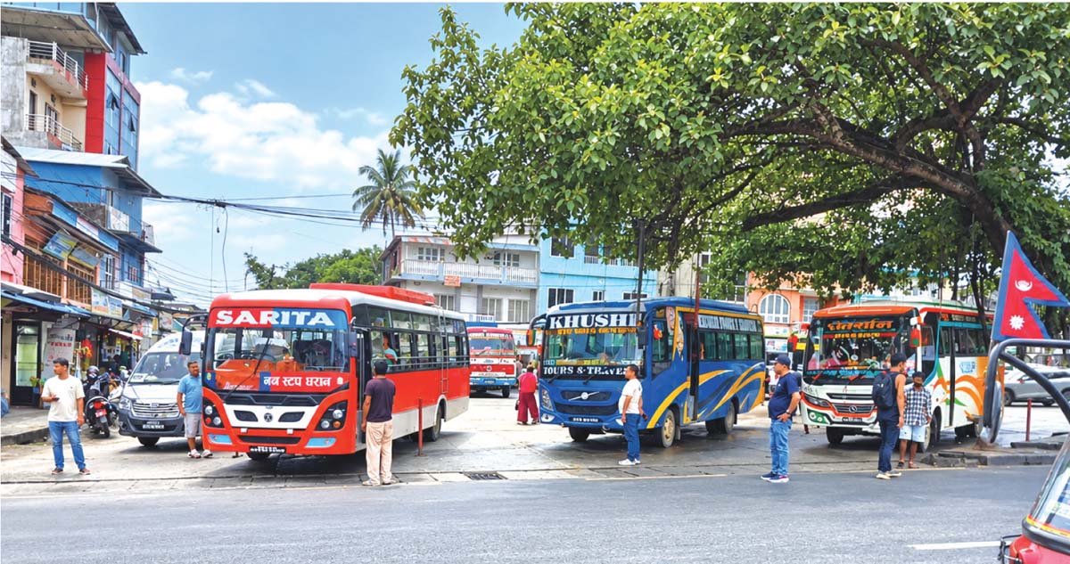 जटिल मोडतर्फ धरानको बसपार्क